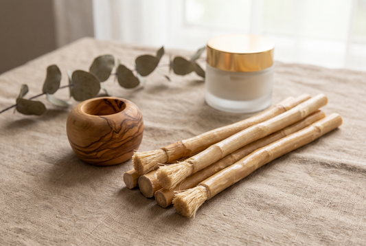 Miswak smaak — vers siwak stokje van Salvadora persica op linnen, kruidig en licht peperig van smaak
