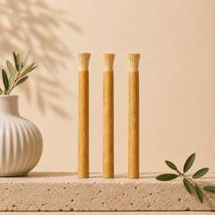 Drie Premium miswak navullingen op travertijn — LOYAUTÉS kwartaalabonnement